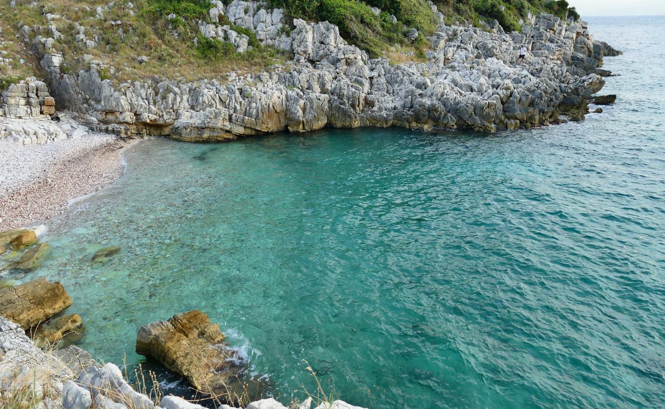 Denourek Beach'in fotoğrafı hafif çakıl yüzey ile