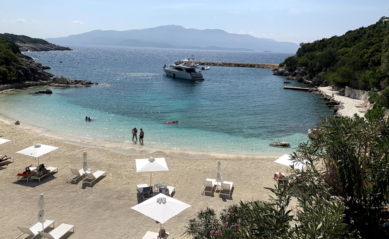 Koshtoves beach'in fotoğrafı hafif ince çakıl taş yüzey ile