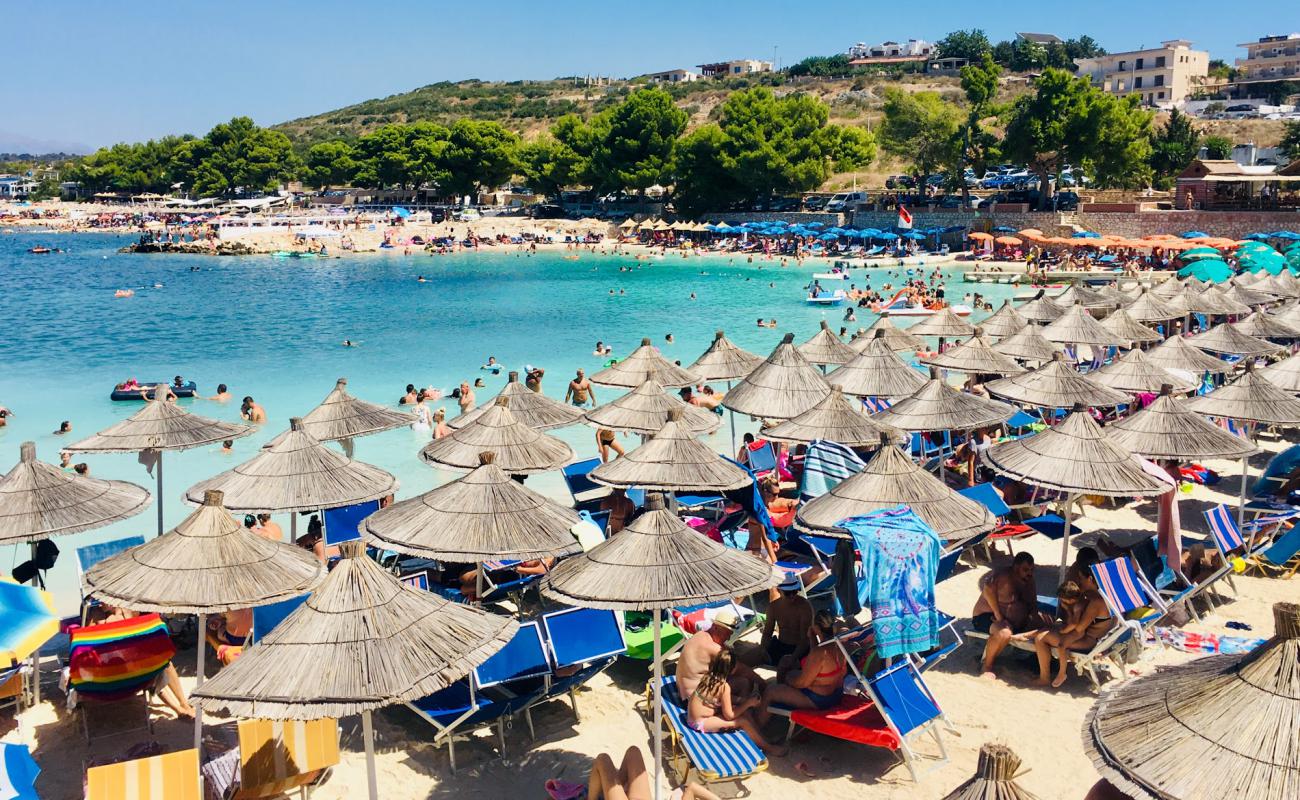 Ksamil Plajı'in fotoğrafı koyu i̇nce çakıl yüzey ile