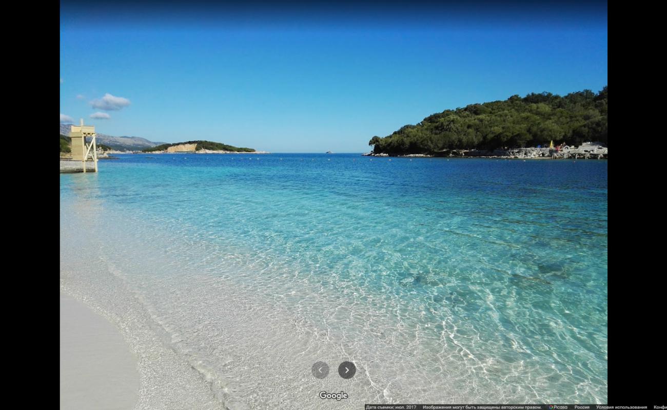 Isole Ksamil beach'in fotoğrafı hafif ince çakıl taş yüzey ile