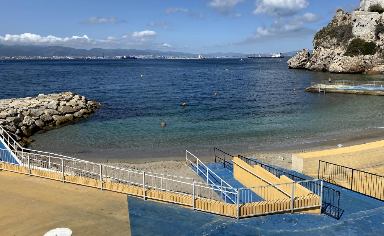 Camp Bay Beach, Gibraltar'in fotoğrafı gri çakıl taşı yüzey ile