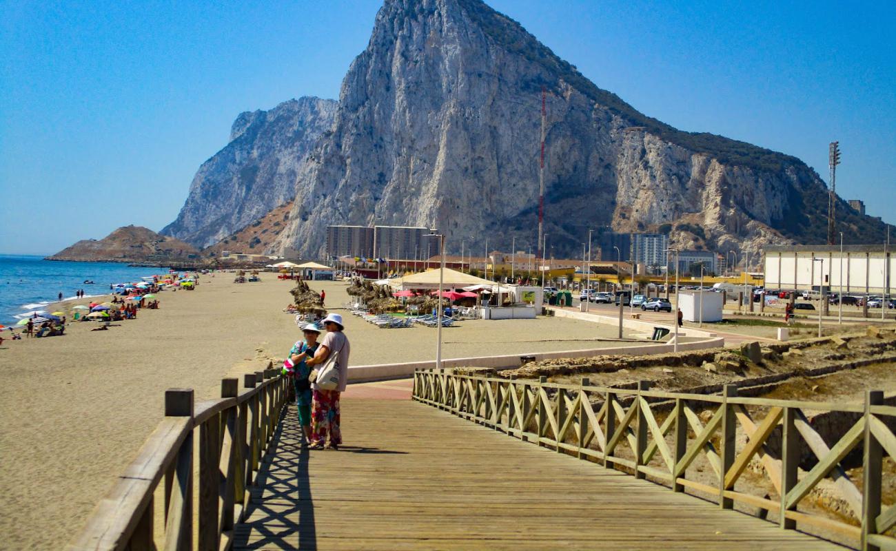 Eastern Beach, Gibraltar'in fotoğrafı açık bej kum yüzey ile