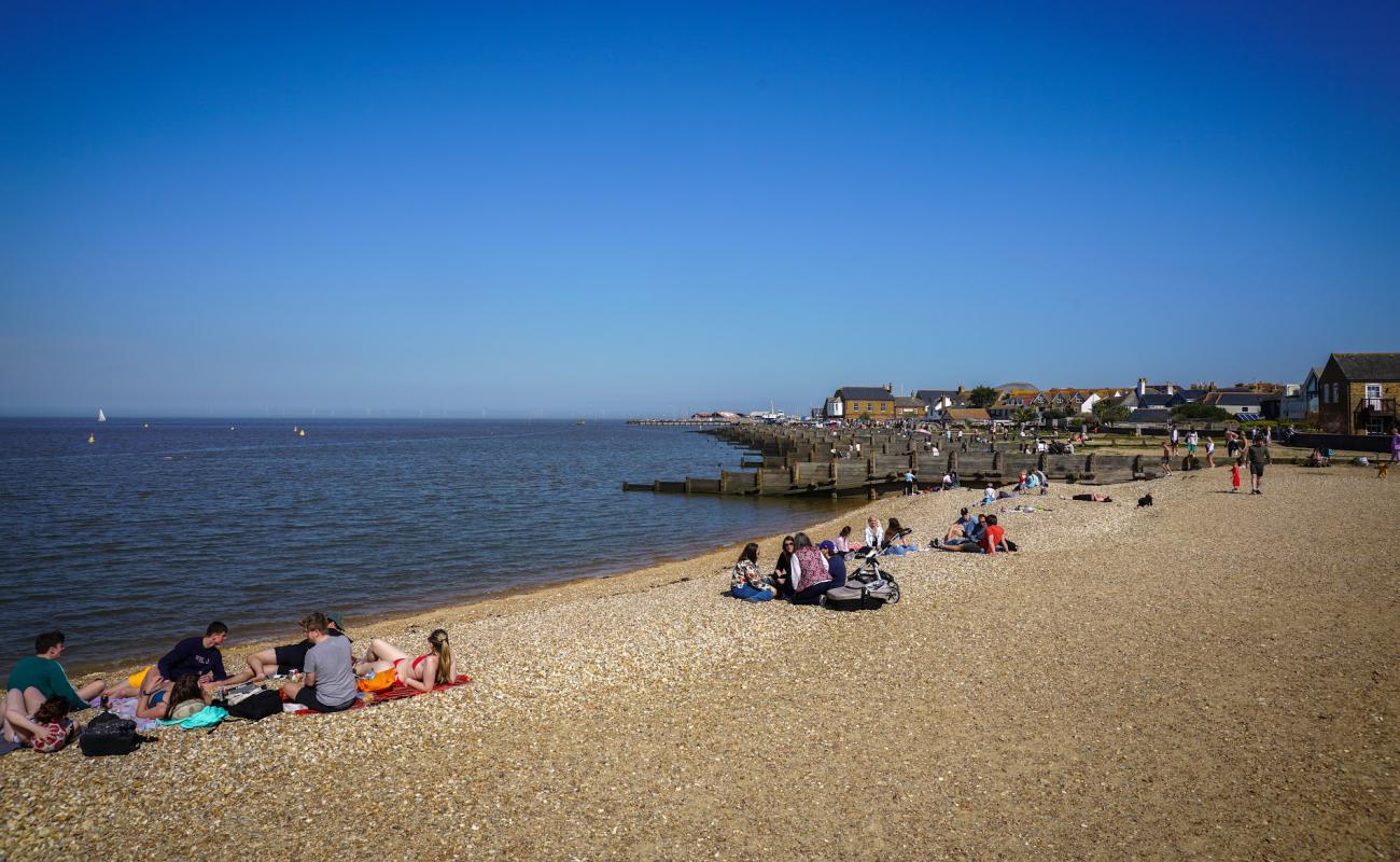 Whitstable Plajı'in fotoğrafı bej çakıl yüzey ile