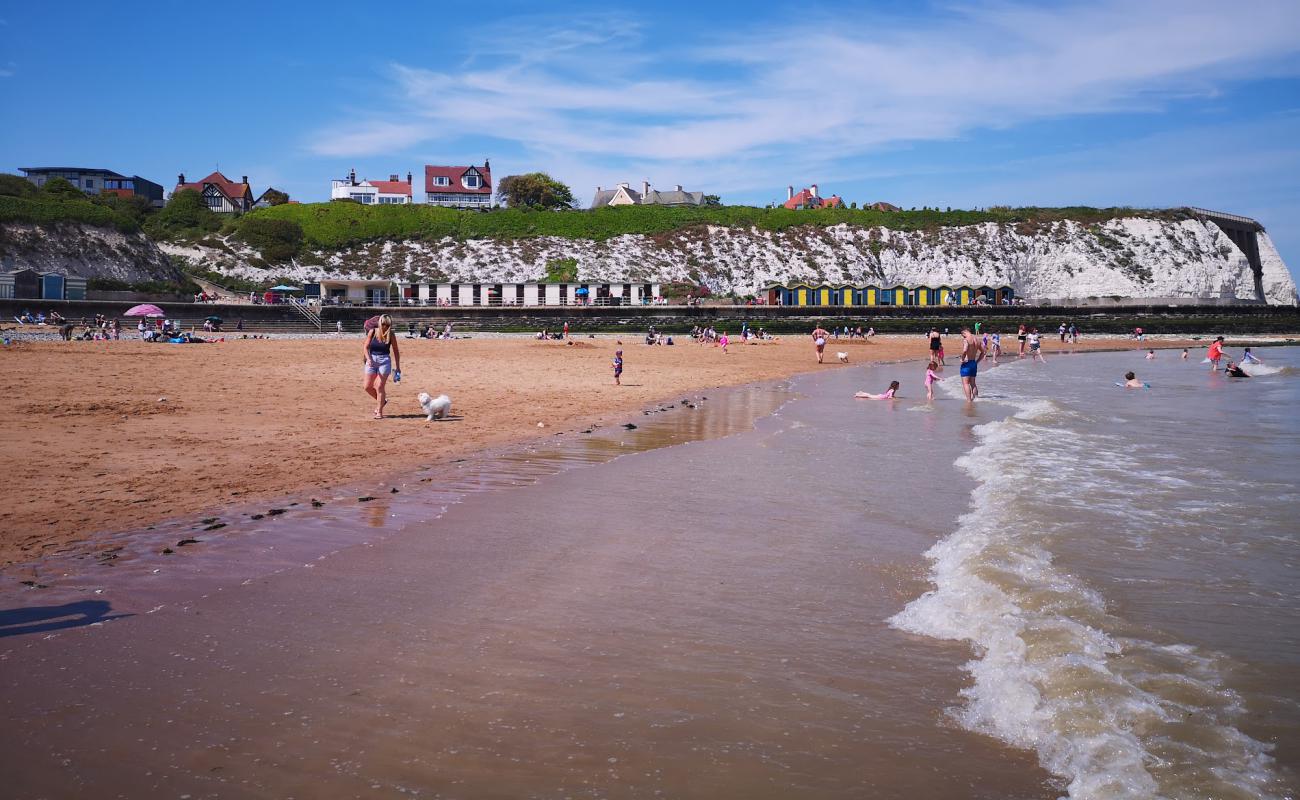 Dumpton Gap beach'in fotoğrafı parlak kum yüzey ile