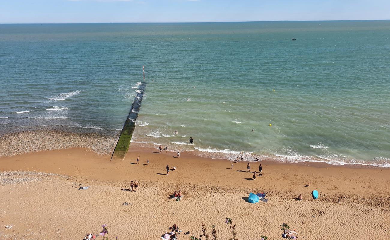 Ramsgate beach West'in fotoğrafı kahverengi kum yüzey ile