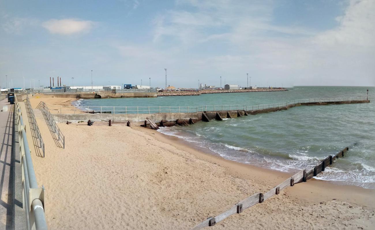 Ramsgate beach'in fotoğrafı açık bej kum yüzey ile