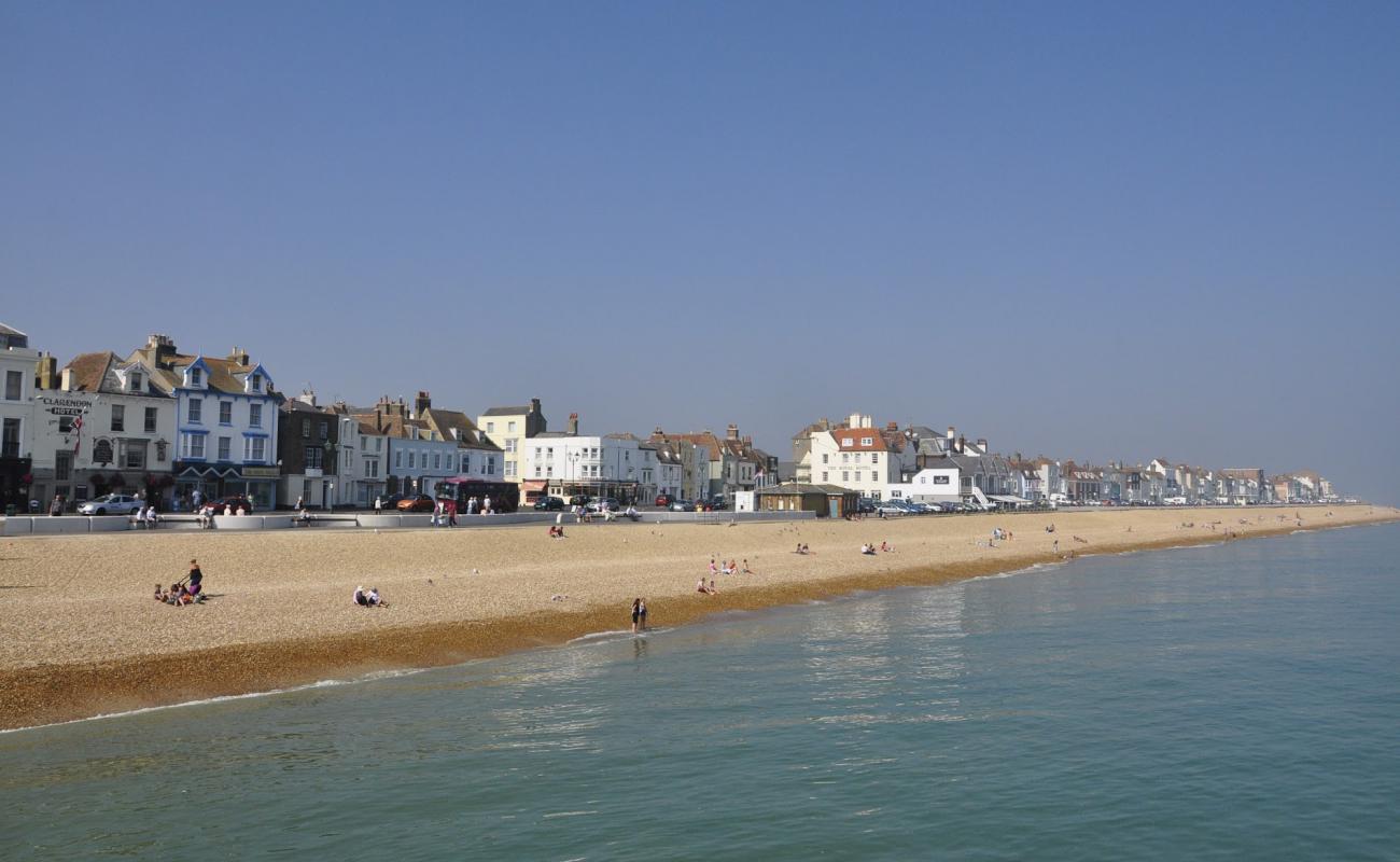 Deal Castle beach'in fotoğrafı hafif ince çakıl taş yüzey ile