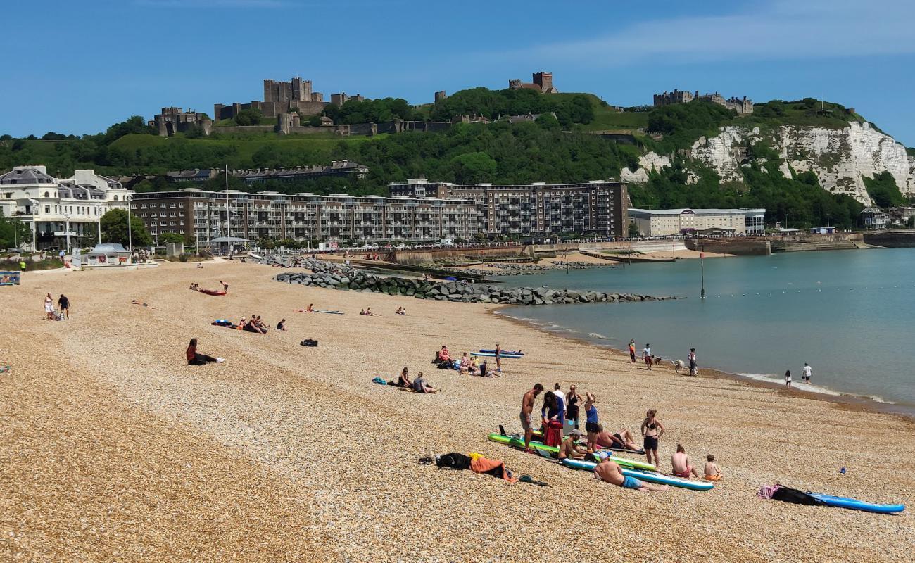 Dover beach'in fotoğrafı hafif ince çakıl taş yüzey ile