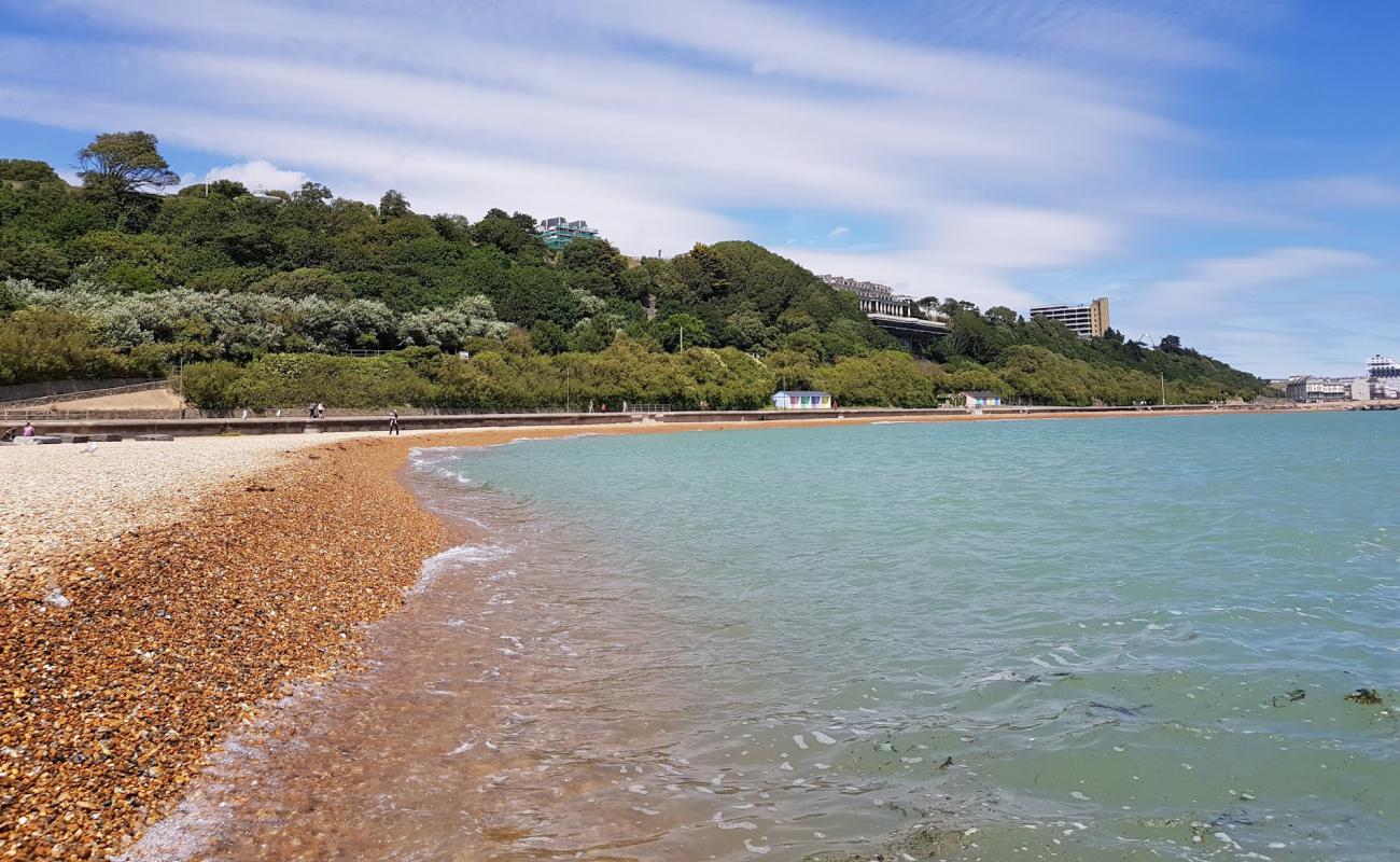 Folkestone Plajı'in fotoğrafı koyu i̇nce çakıl yüzey ile