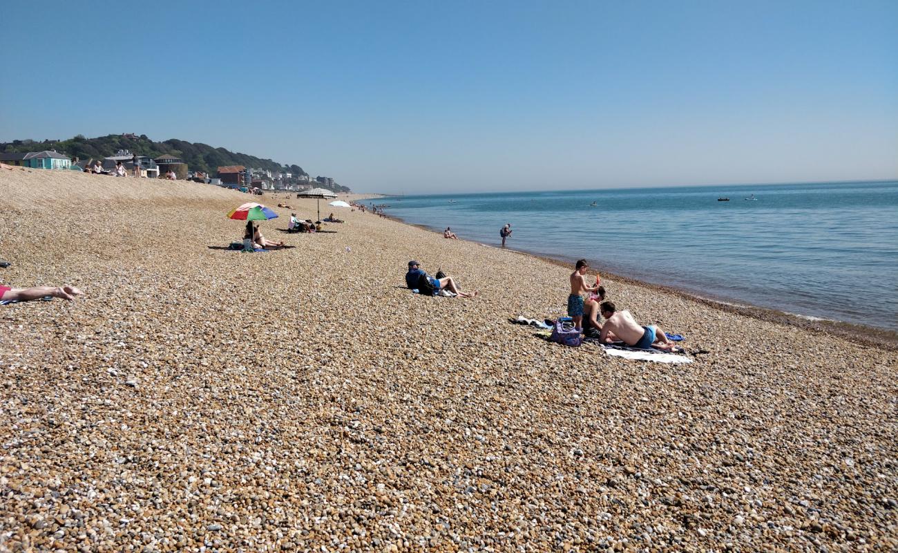 Sandgate plajı'in fotoğrafı koyu i̇nce çakıl yüzey ile