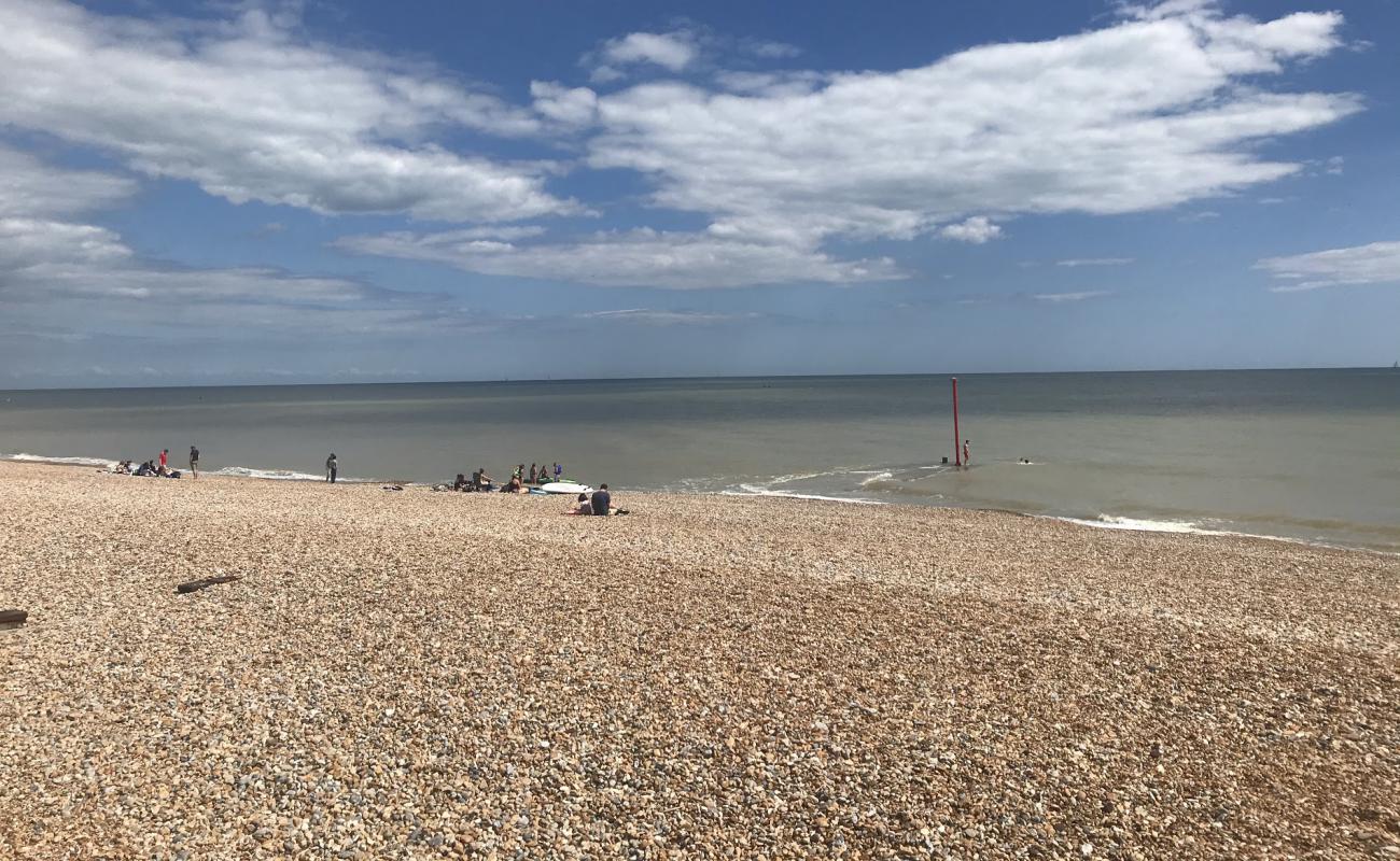 Bexhill plajı'in fotoğrafı hafif ince çakıl taş yüzey ile