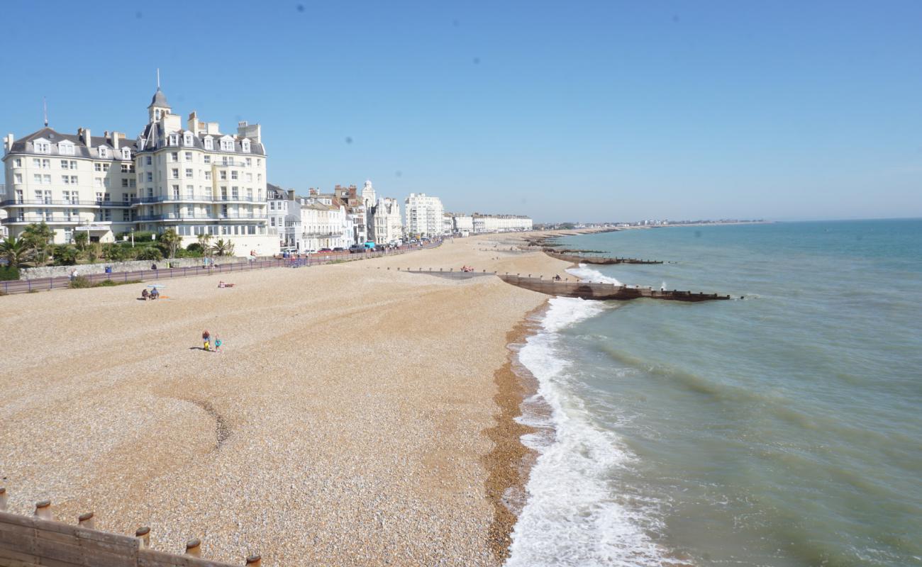 Eastbourne Plajı'in fotoğrafı hafif ince çakıl taş yüzey ile