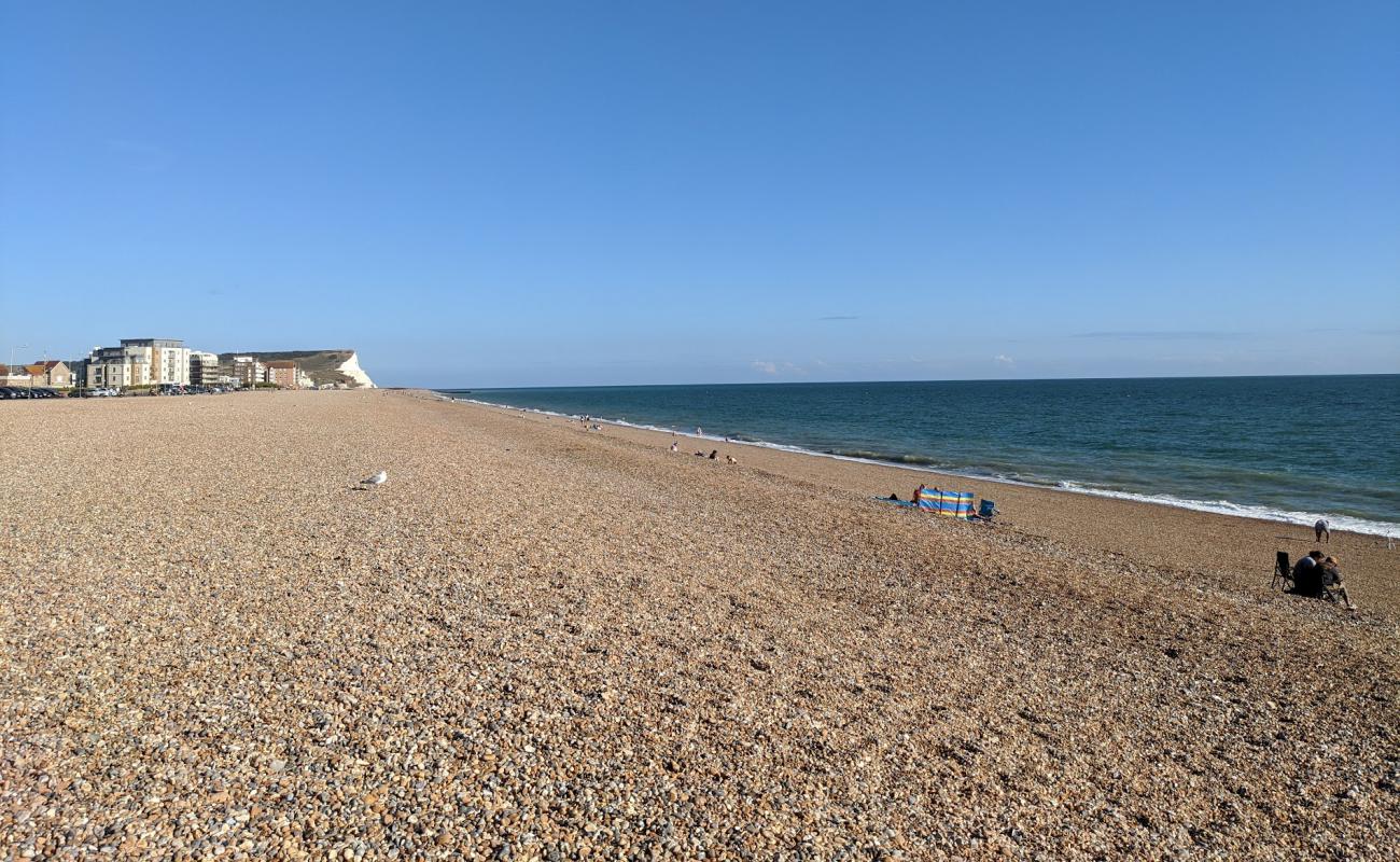 Seaford plajı'in fotoğrafı küçük bej çakıl yüzey ile