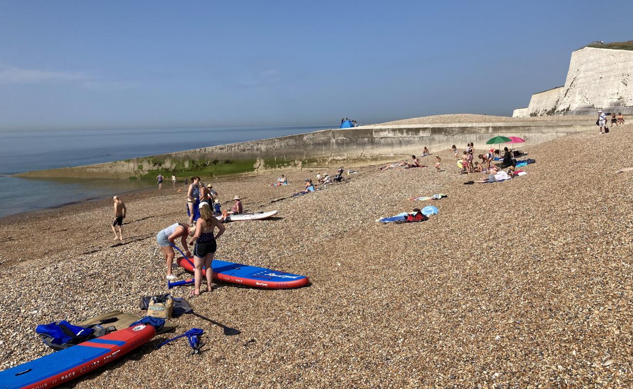 Saltdean plajı'in fotoğrafı hafif ince çakıl taş yüzey ile