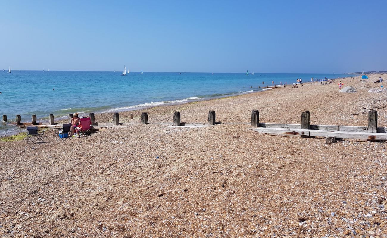 Worthing Plajı'in fotoğrafı küçük bej çakıl yüzey ile