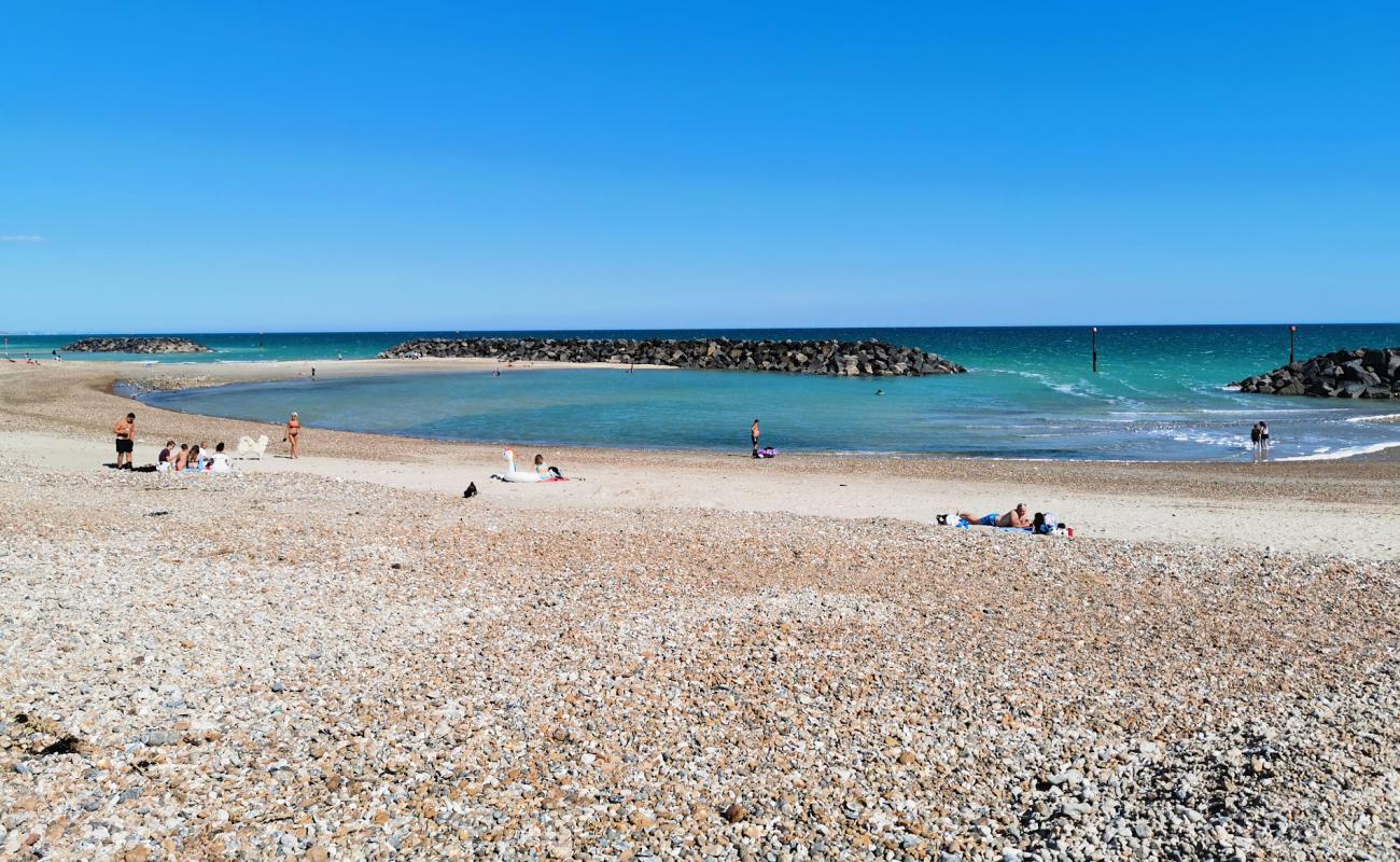 Elmer beach'in fotoğrafı bej kum ve çakıl yüzey ile