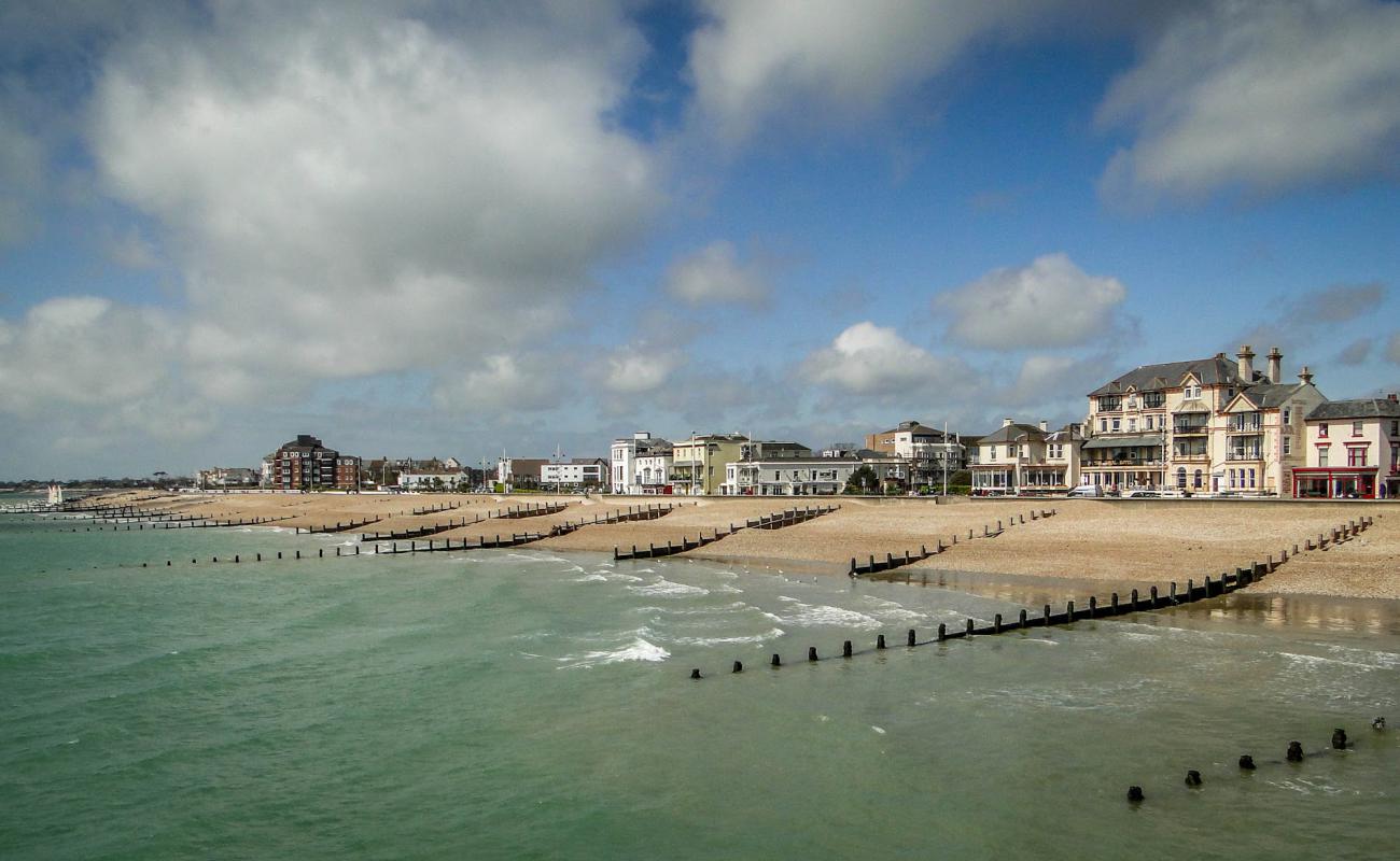Bognor Regis beach'in fotoğrafı küçük bej çakıl yüzey ile
