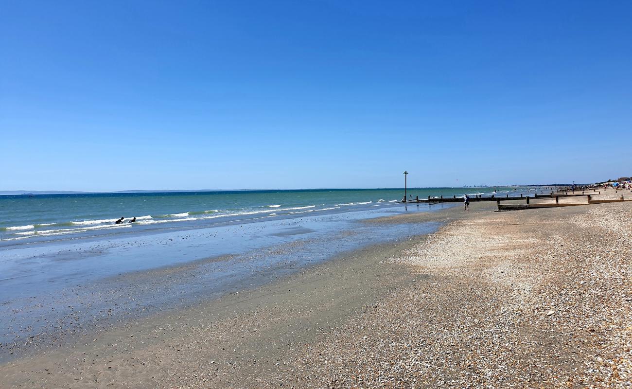 East Wittering beach'in fotoğrafı bej kum ve çakıl yüzey ile