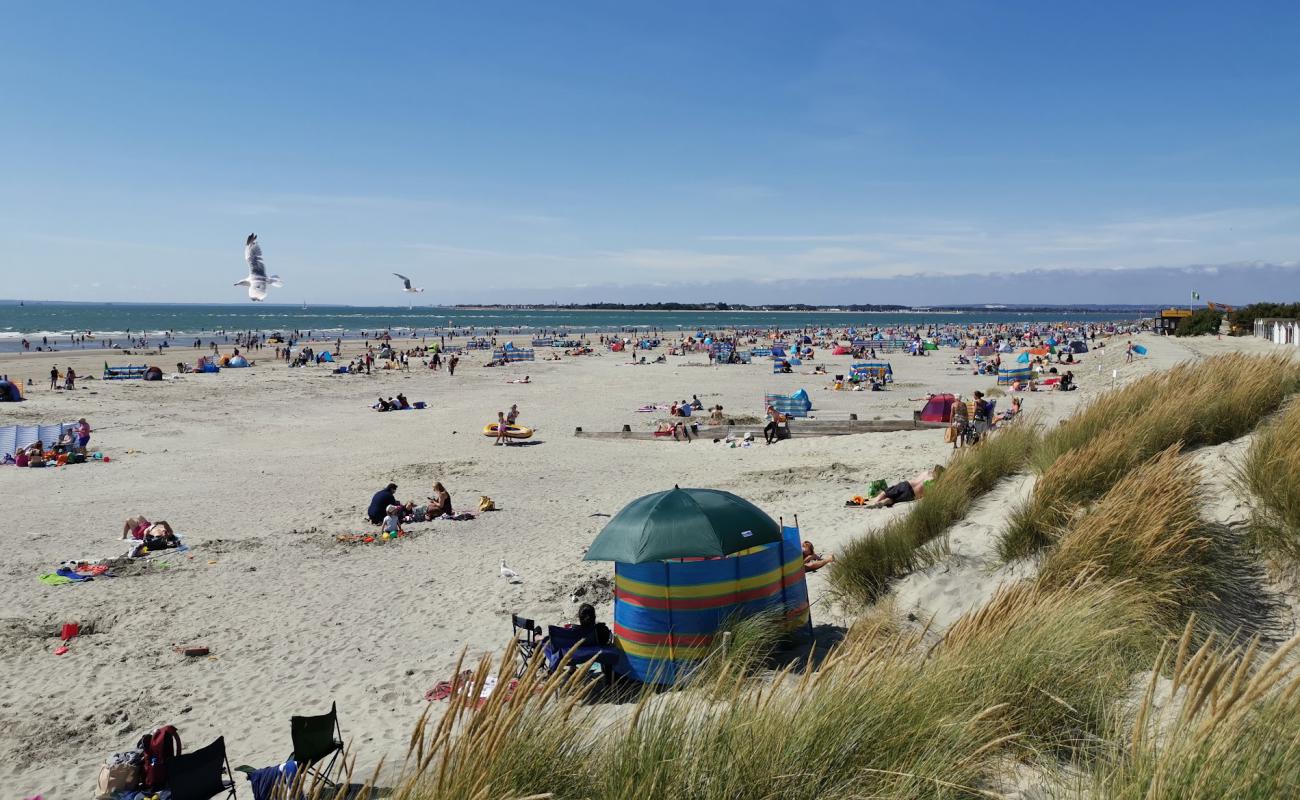 West Wittering beach'in fotoğrafı parlak ince kum yüzey ile