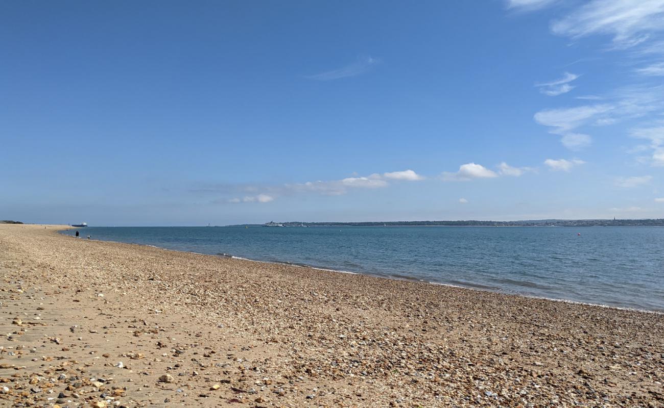Lee on the Solent II'in fotoğrafı bej kum ve çakıl yüzey ile