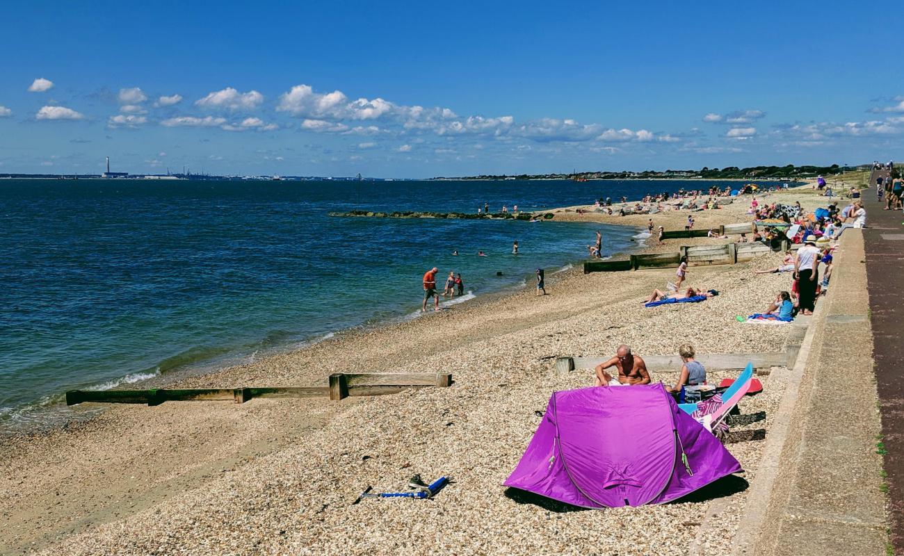 Lee on the Solent'in fotoğrafı bej çakıl yüzey ile