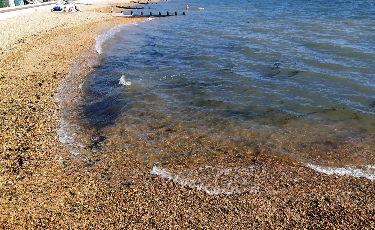 Hill Head beach'in fotoğrafı küçük kahverengi çakıllar yüzey ile
