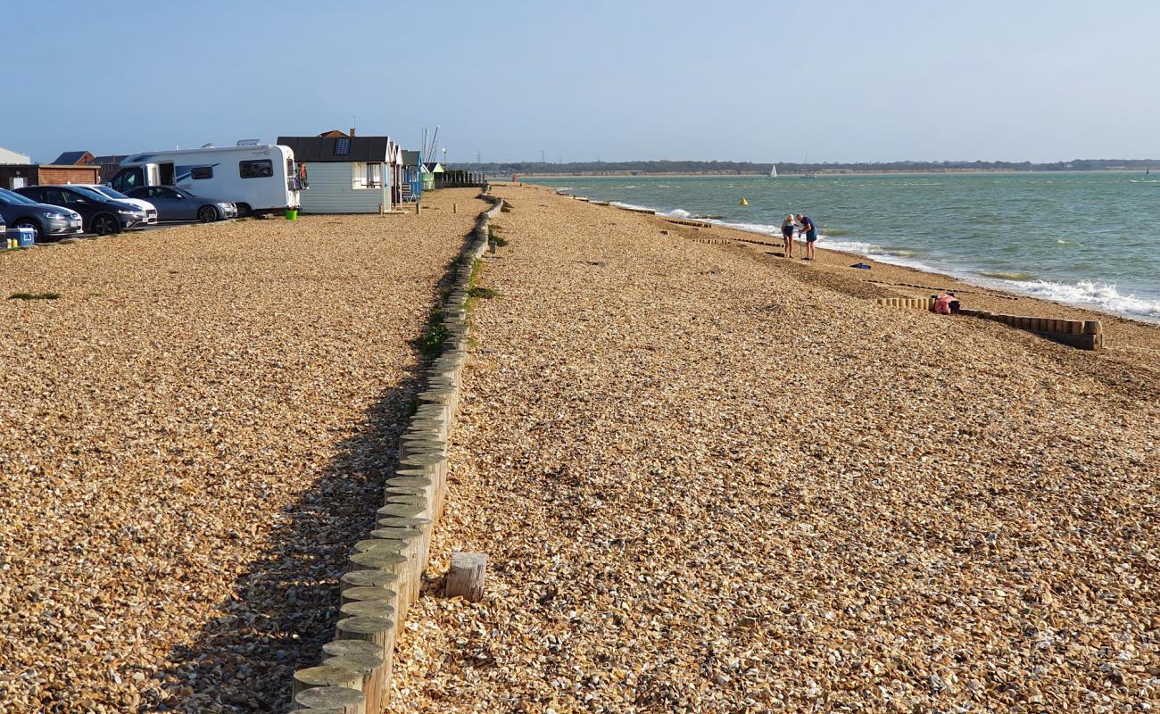 Calshot Plajı'in fotoğrafı hafif ince çakıl taş yüzey ile