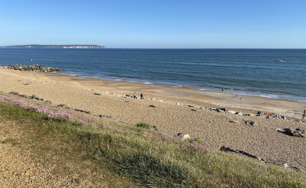 Barton-on-sea beach'in fotoğrafı bej çakıl yüzey ile