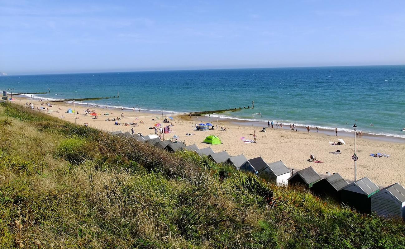 Southbourne Plajı'in fotoğrafı parlak kum yüzey ile