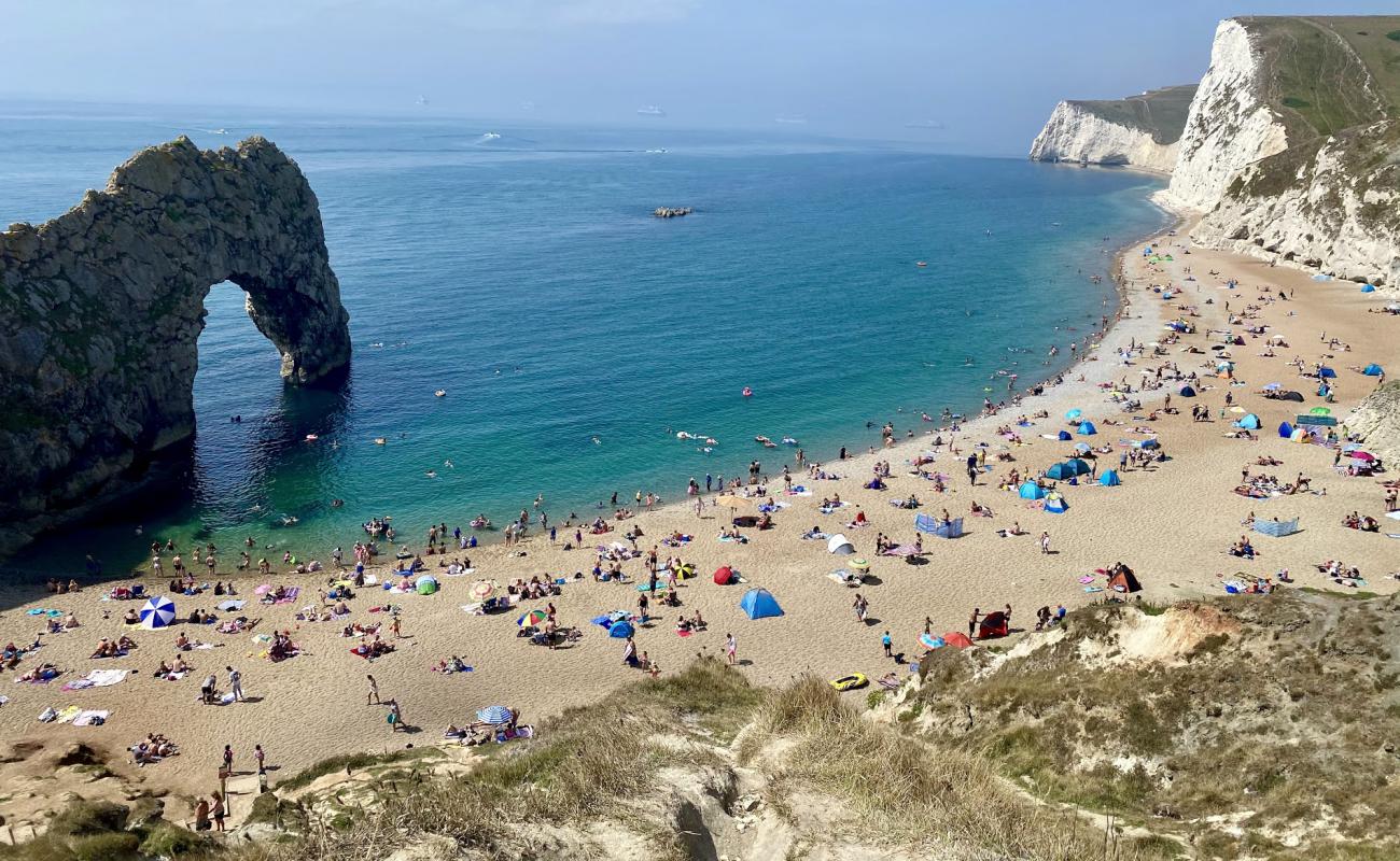 Durdle Door plajı'in fotoğrafı hafif ince çakıl taş yüzey ile