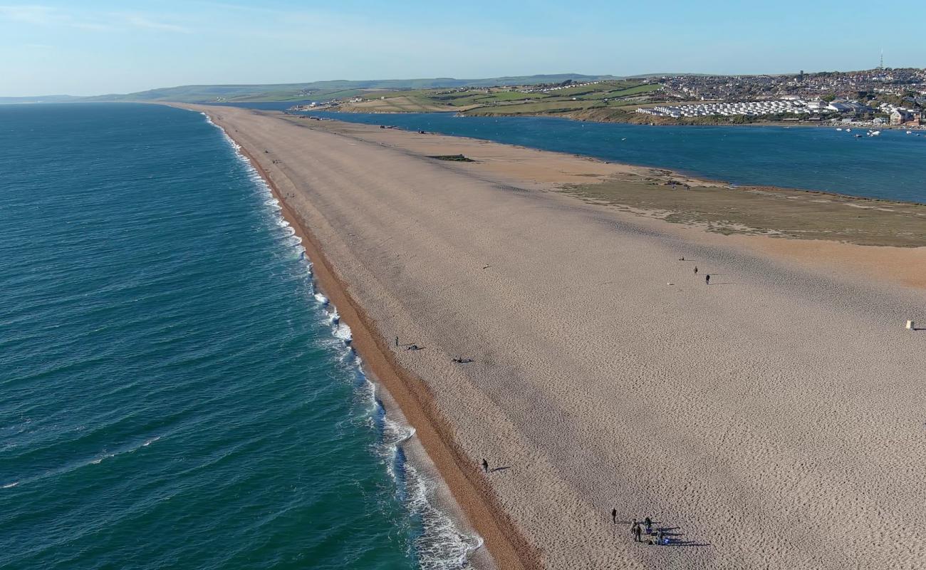 Chesil beach'in fotoğrafı küçük bej çakıl yüzey ile