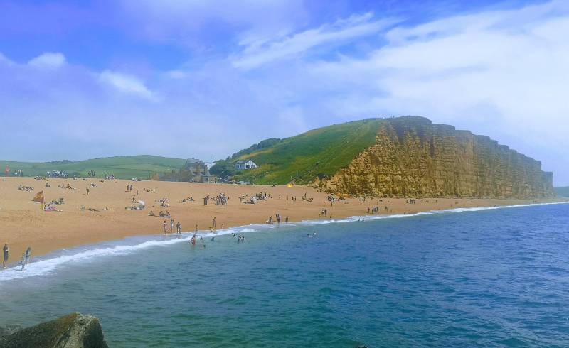 Jurassic Coast - Cliff'in fotoğrafı küçük kahverengi çakıllar yüzey ile