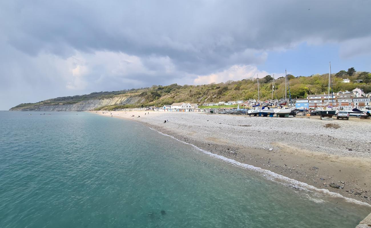 Monmouth beach'in fotoğrafı bej kum ve kayalar yüzey ile