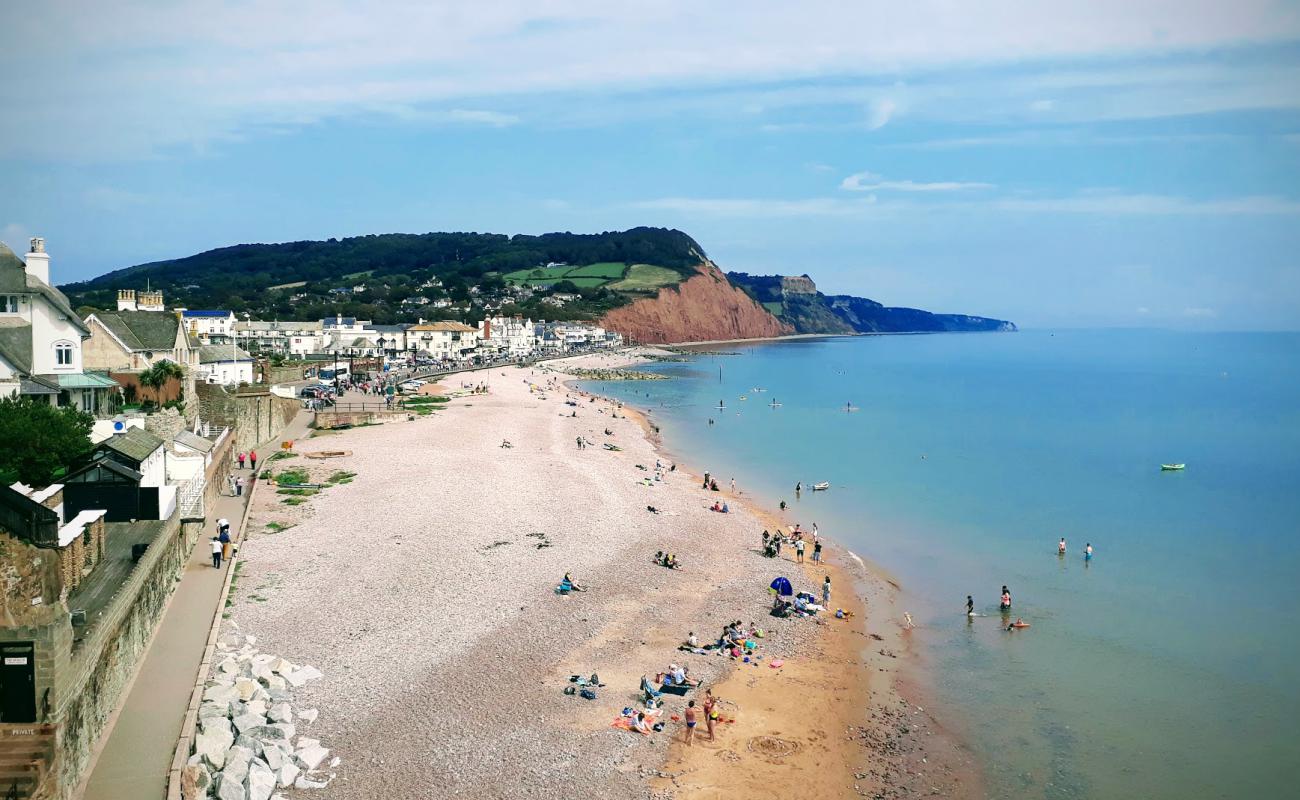 Sidmouth plajı'in fotoğrafı gri kum ve çakıl yüzey ile