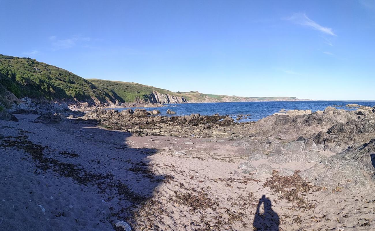Wadham Rocks beach'in fotoğrafı gri kum ve çakıllar yüzey ile