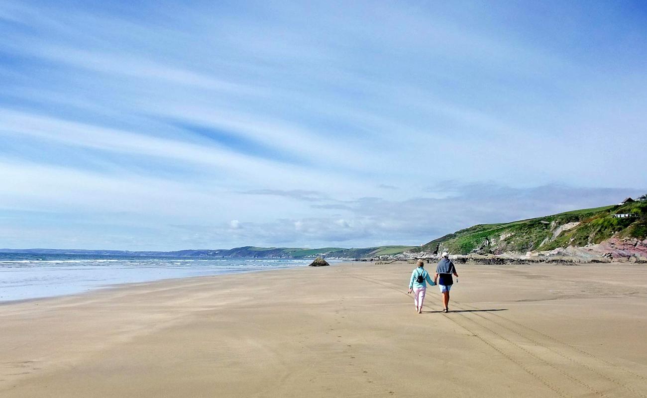 Whitsands Bay'in fotoğrafı kahverengi kum yüzey ile