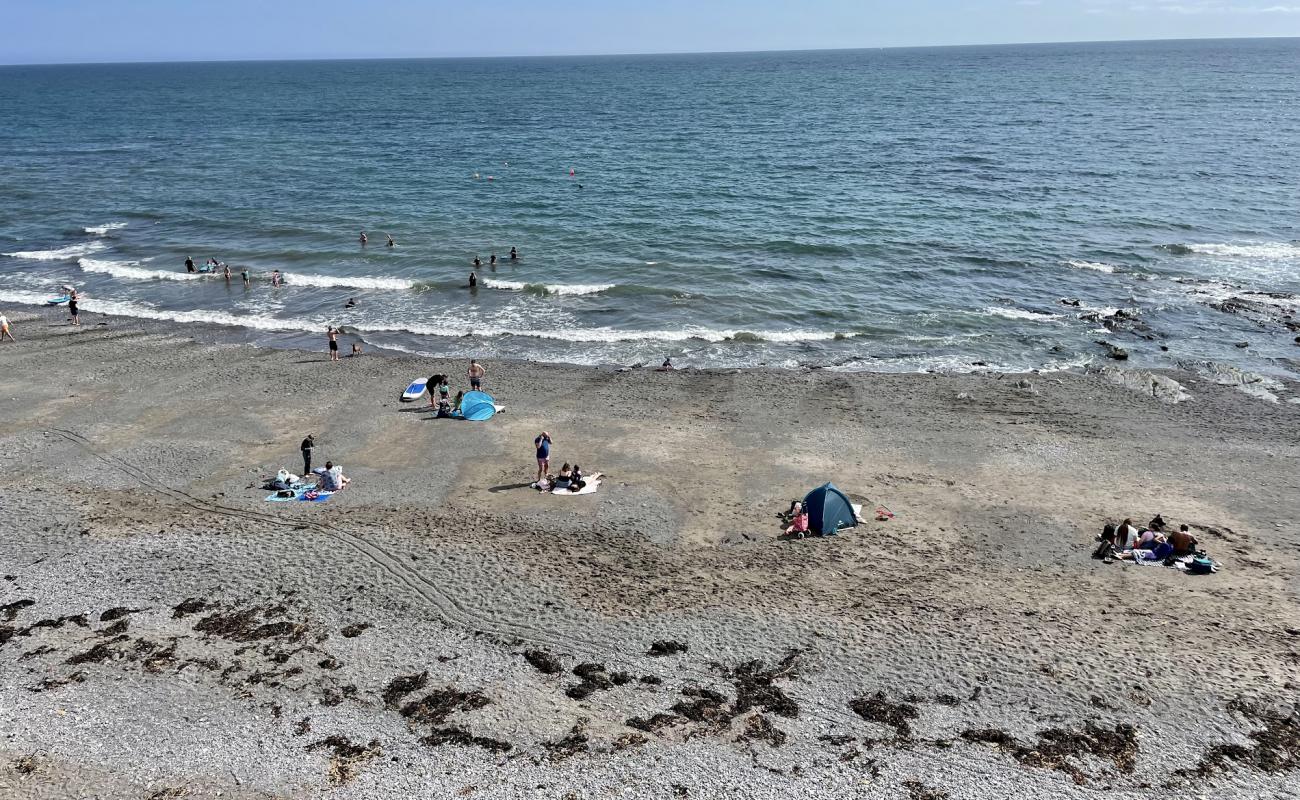 Downderry plajı'in fotoğrafı taşlı kum yüzey ile