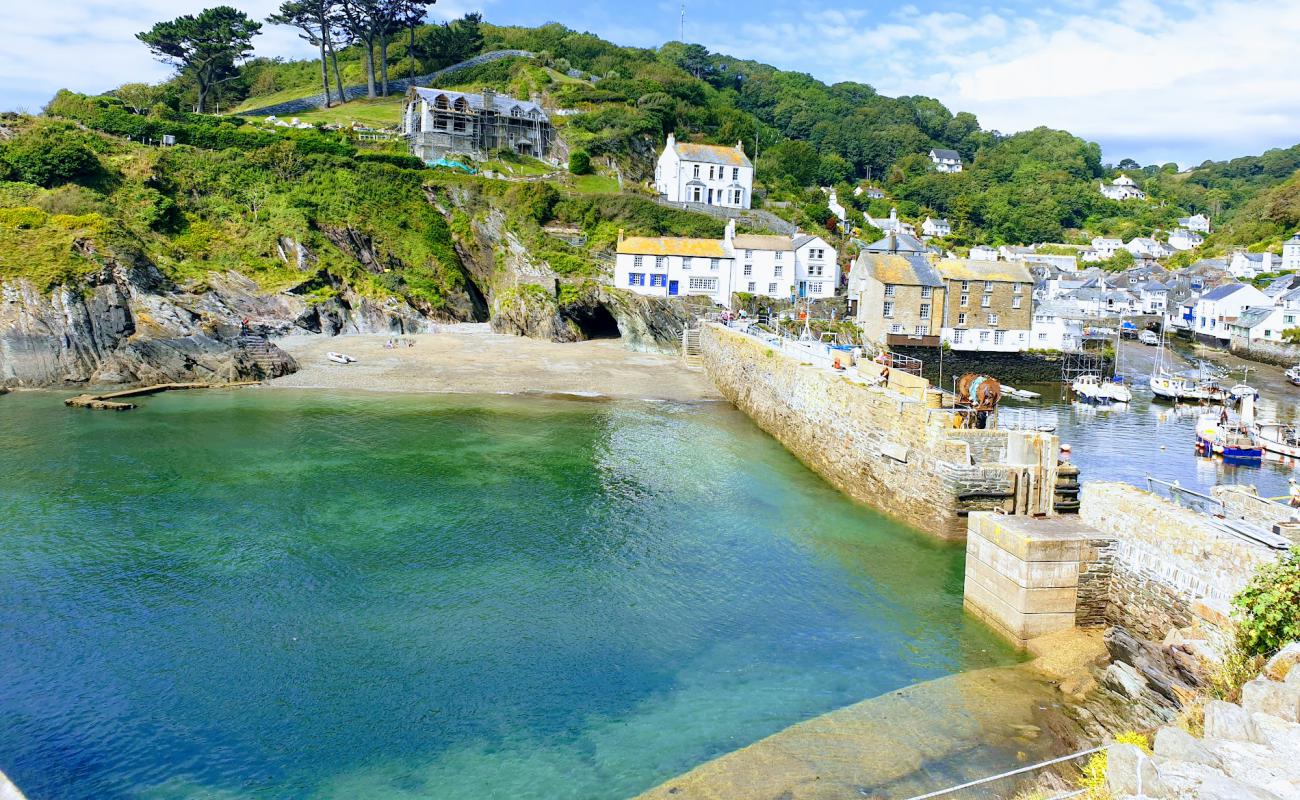 Polperro plajı'in fotoğrafı parlak kum yüzey ile