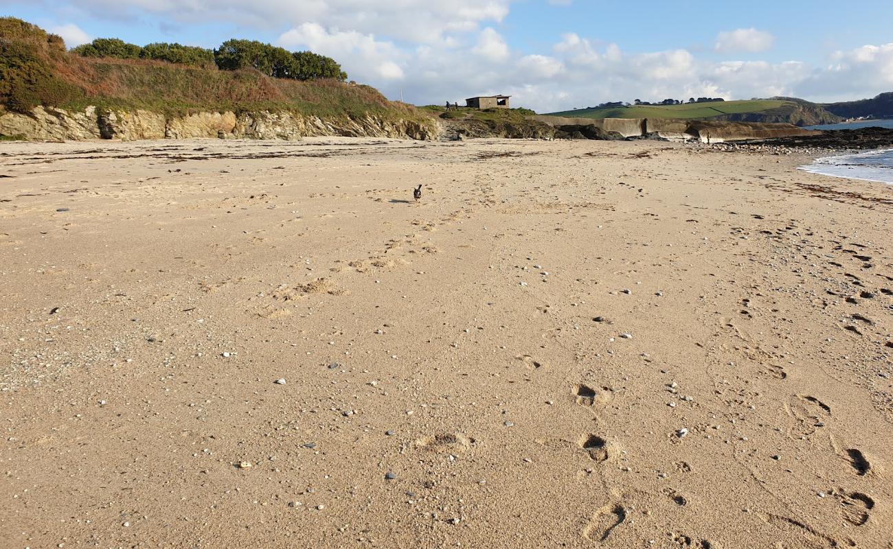 Spit beach Par'in fotoğrafı bej kum ve çakıl yüzey ile