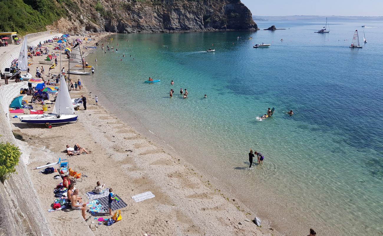 Porthpean plajı'in fotoğrafı hafif ince çakıl taş yüzey ile