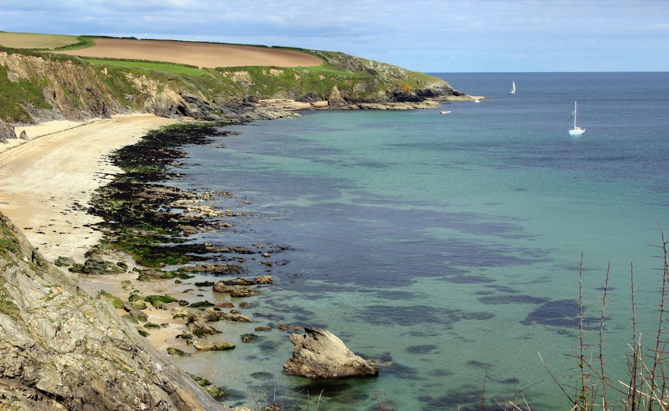 Porthbean beach'in fotoğrafı bej kum ve kayalar yüzey ile