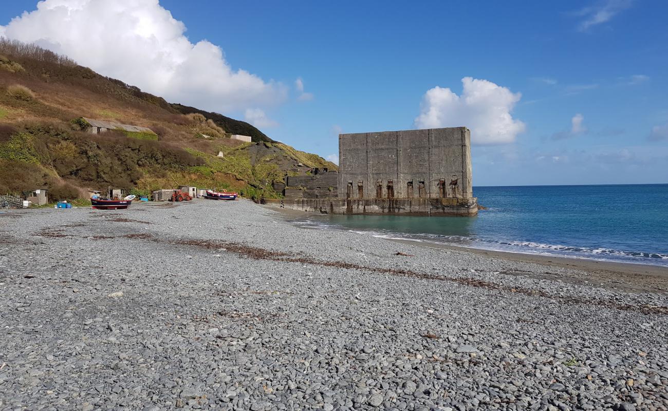 Porthoustock beach'in fotoğrafı gri çakıl taşı yüzey ile