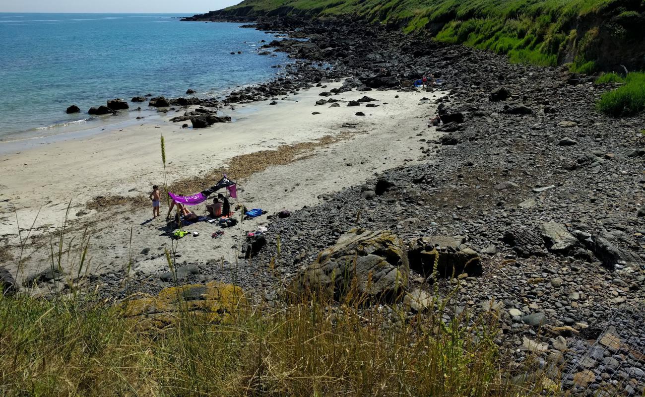 Porthbeer Cove'in fotoğrafı parlak kum ve kayalar yüzey ile