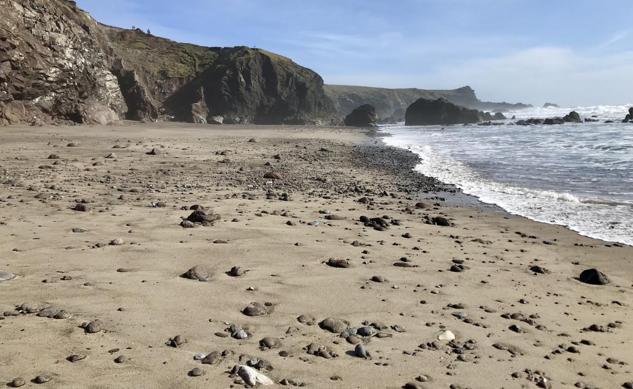 Pentreath beach'in fotoğrafı parlak kum yüzey ile