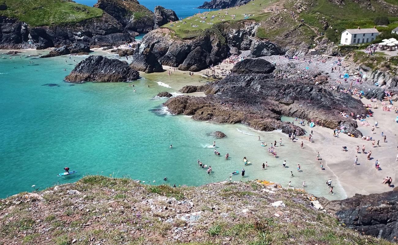 Kynance Cove'in fotoğrafı parlak kum yüzey ile