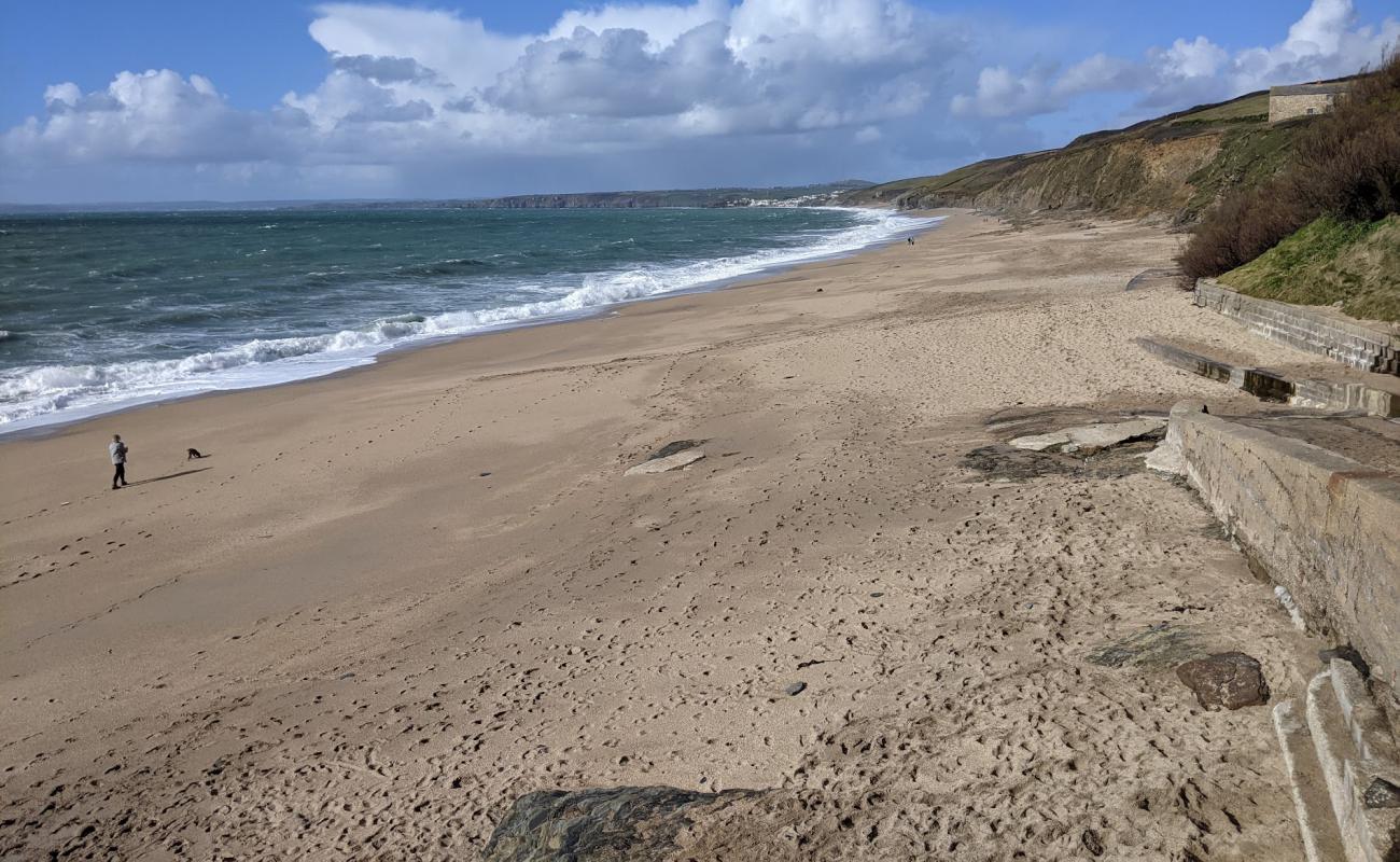 Gunwalloe plajı'in fotoğrafı açık bej kum yüzey ile