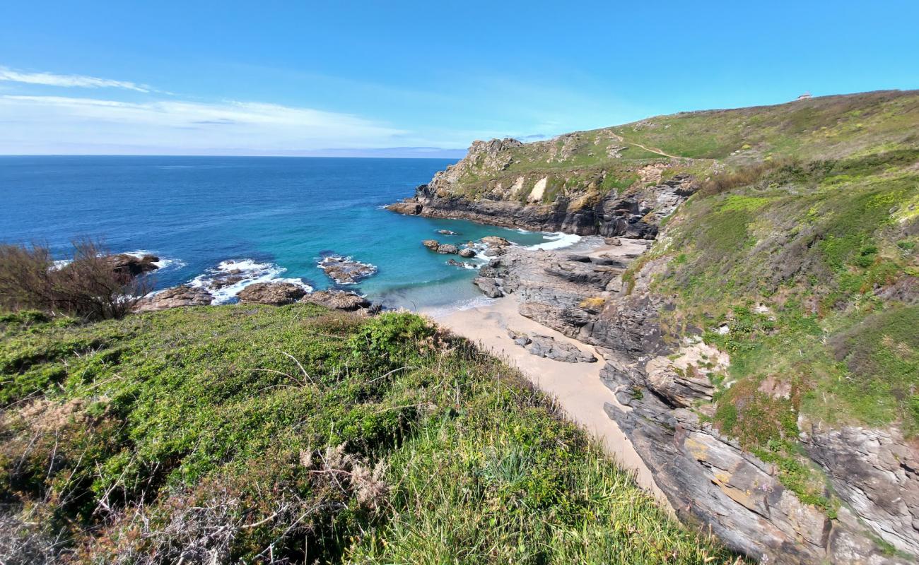 Piskies Cove'in fotoğrafı parlak kum yüzey ile