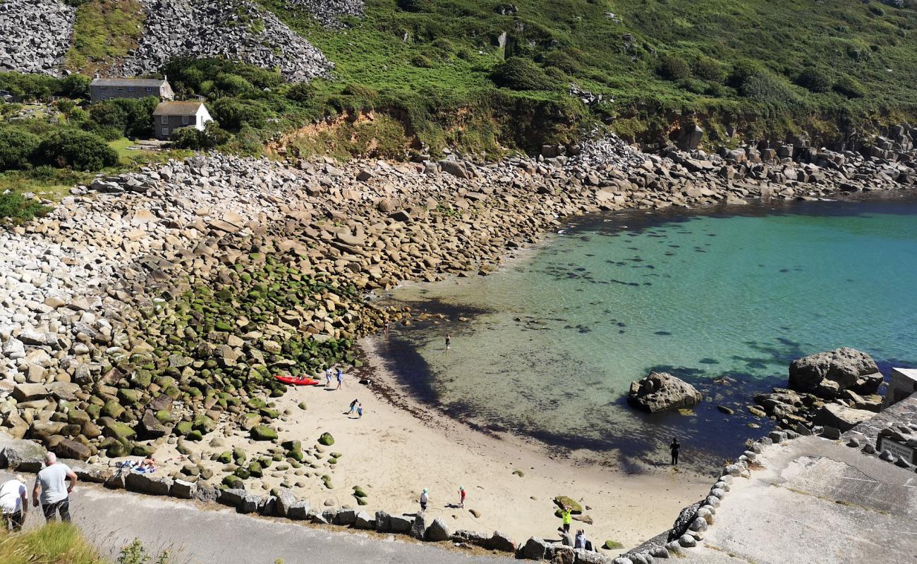 Lamorna Cove beach'in fotoğrafı parlak kum ve kayalar yüzey ile