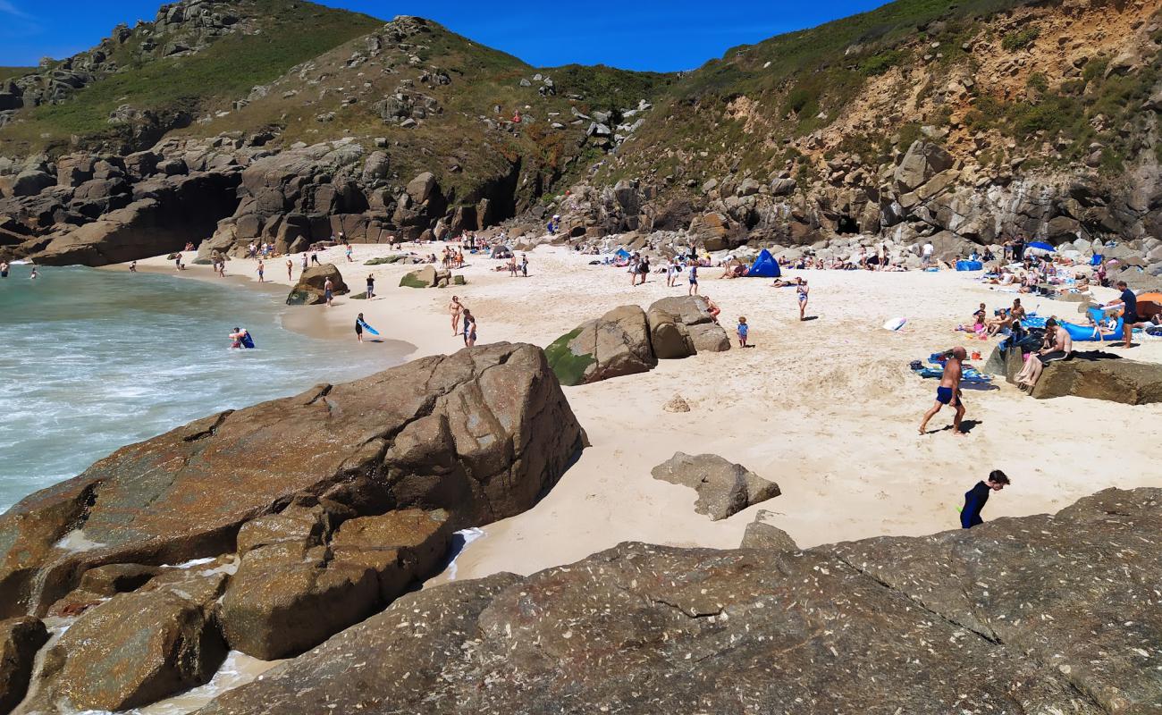 Porthchapel plajı'in fotoğrafı hafif ince çakıl taş yüzey ile