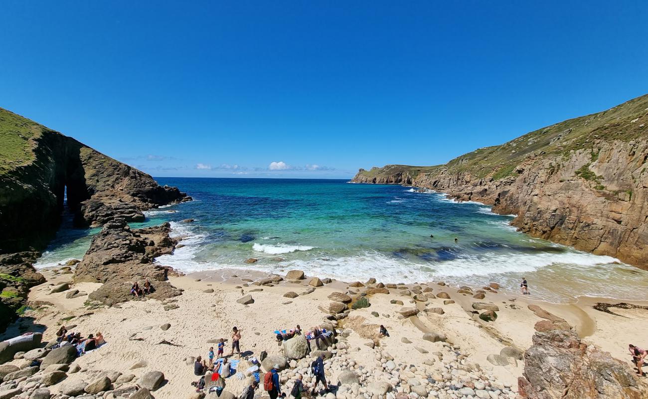 Nanjizal beach'in fotoğrafı parlak kum ve kayalar yüzey ile